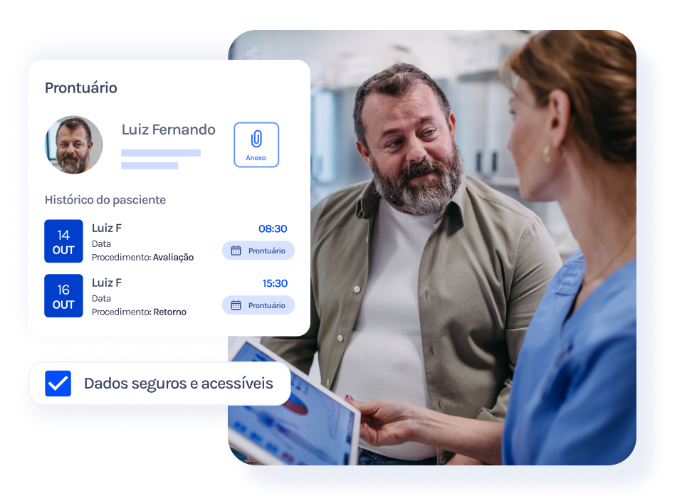 Uma enfermeira está conversando com um homem mais velho enquanto segura um tablet.