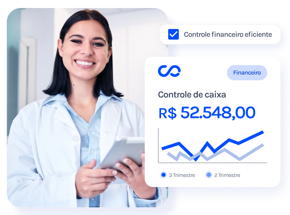 Uma mulher de jaleco está segurando um tablet e sorrindo.