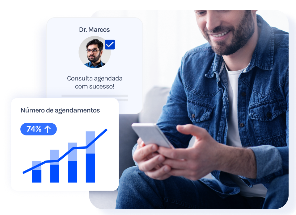 Um homem está sentado no sofá olhando para o celular.