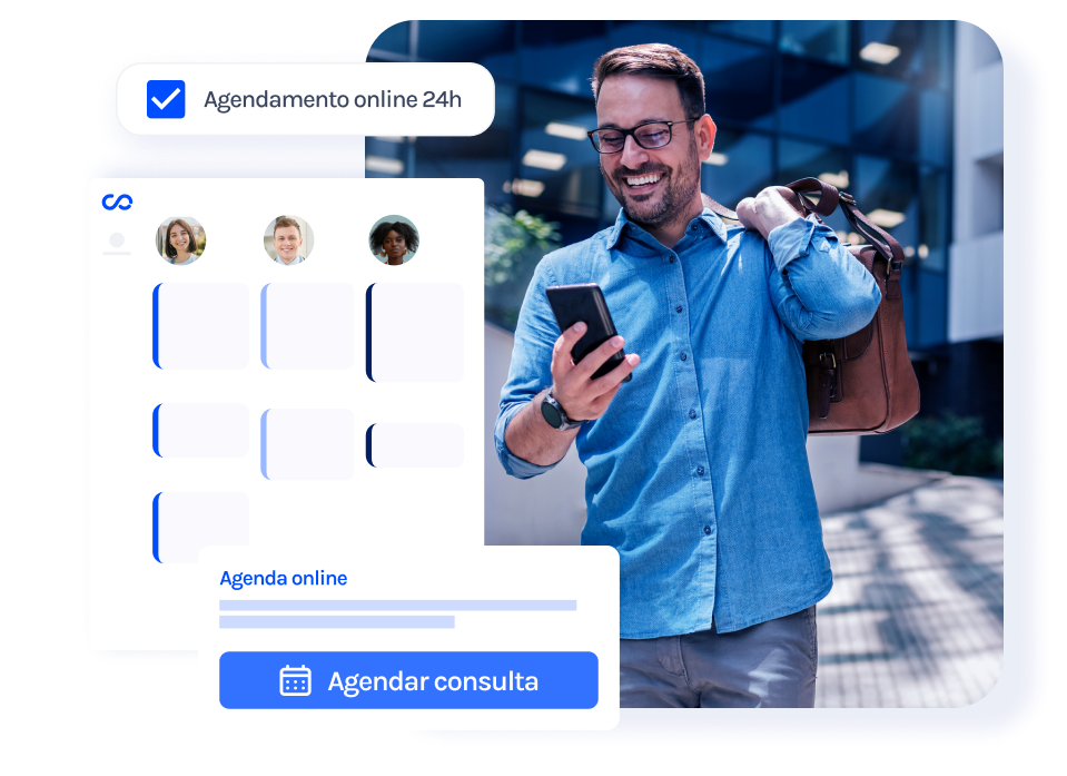 Um homem está segurando uma mochila e olhando para seu celular.