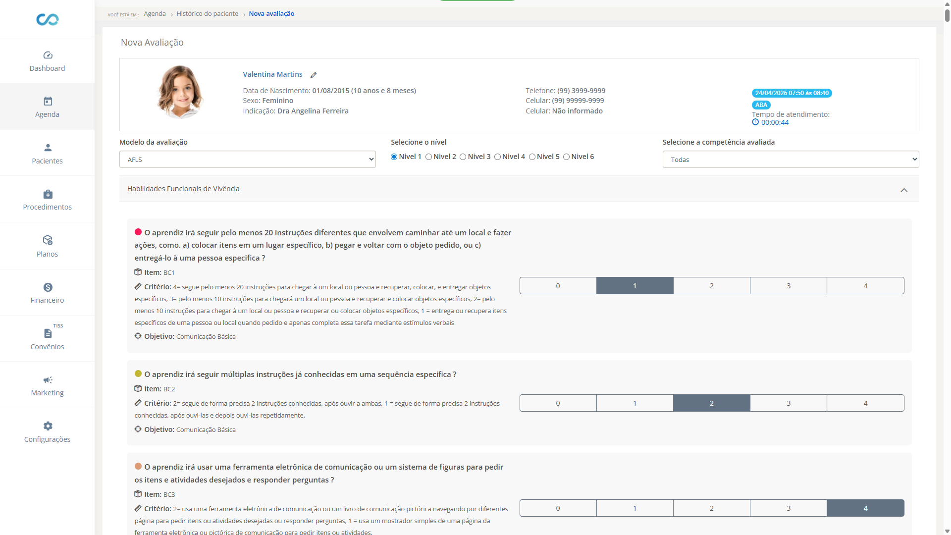 Um tablet branco com um painel nele.