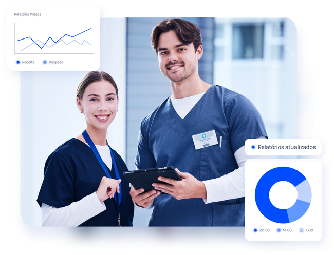 Um homem e uma mulher estão de pé, um ao lado do outro, segurando um tablet.