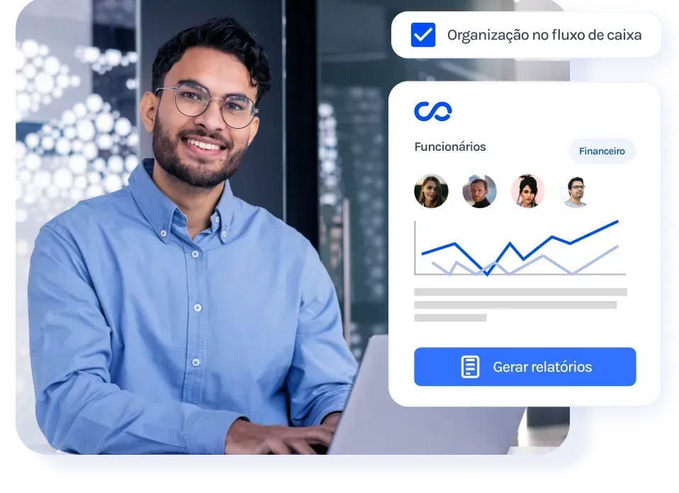 Um homem está sentado em frente a um laptop.