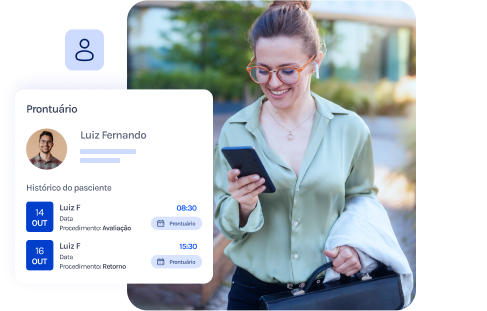 Uma mulher está segurando uma pasta e olhando para o telefone.
