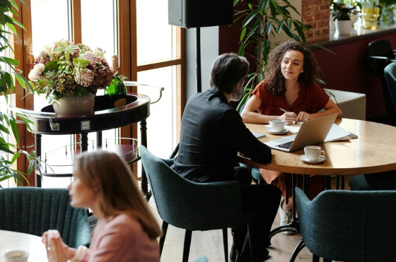 Two people having a meeting 