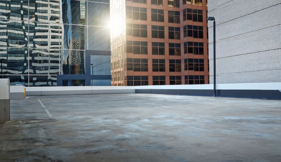 Edificio in mattoni - Trasporto a discarica di rifiuti edili