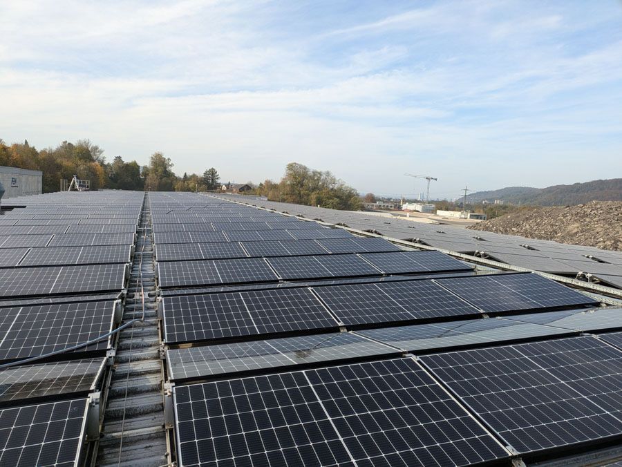 Solaranlage auf Flachdach bei blauem Himmel