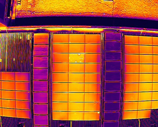 Wärmebild von Solarzellen, wobei heisse Stellen orange/gelb und kühlere Bereiche violett erscheinen.
