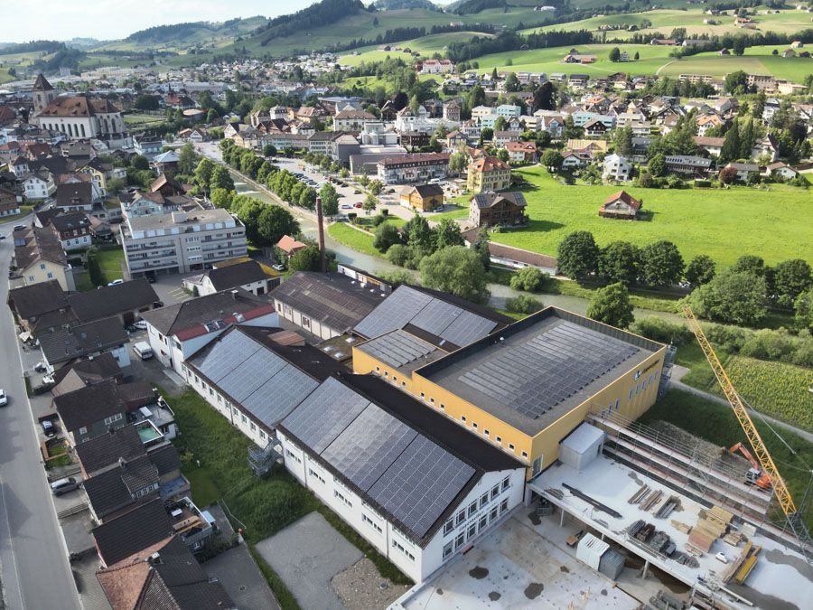 Drohnenaufnahme eines Hausdachs mit Solaranlage