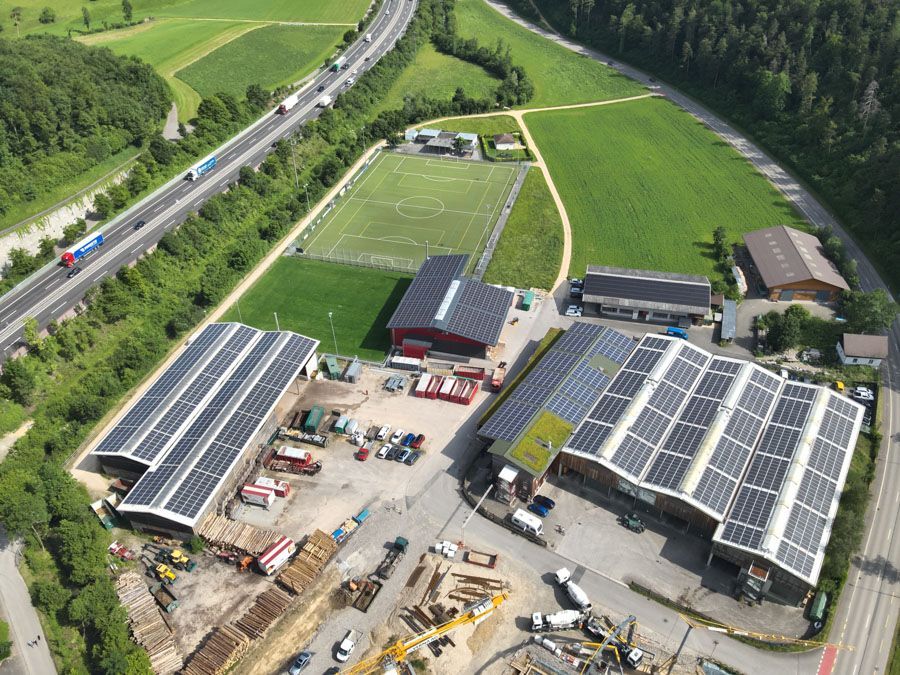 Vogelperspektive eines grossen Firmengeländes mit Solaranlagen