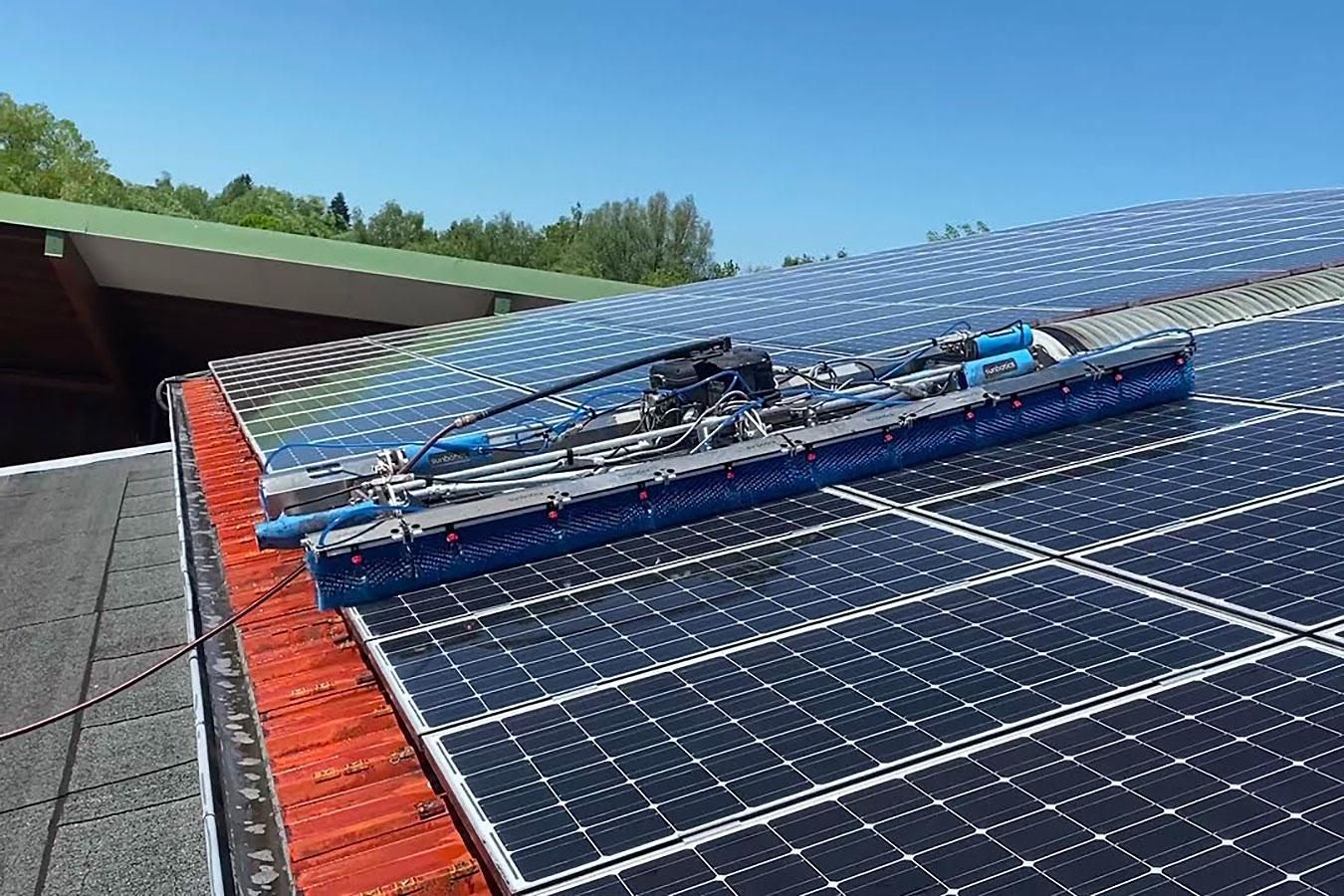Ein Solarmodul-Reinigungsroboter reinigt Solarmodule auf einem Dach.