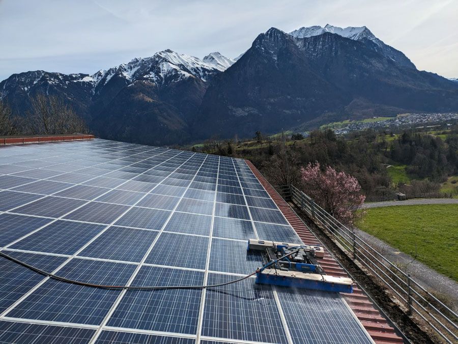 Solaranlage auf Schrägdach vor Bergkulisse