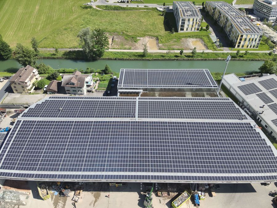 Bild eines Scheunendachs mit Solaranlagen-Pannels