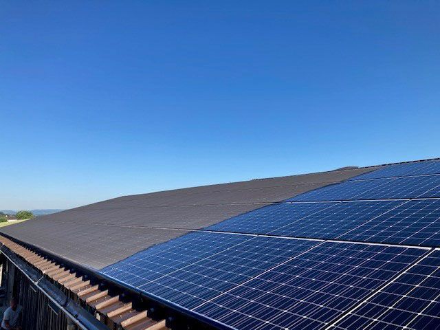 Solaranlage mit sauberer und dreckiger Seite vor blauem Himmel