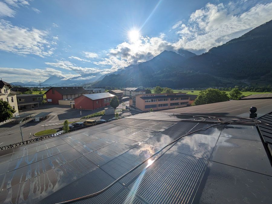 Bild einer nassen Solaranlage vor Bergkulisse