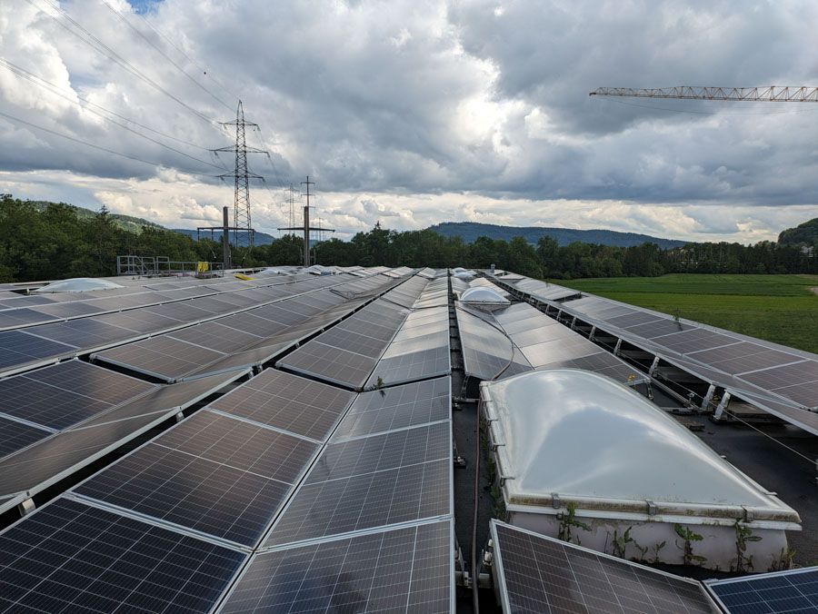 Solaranlage auf Flachdach bewölkter Himmerl