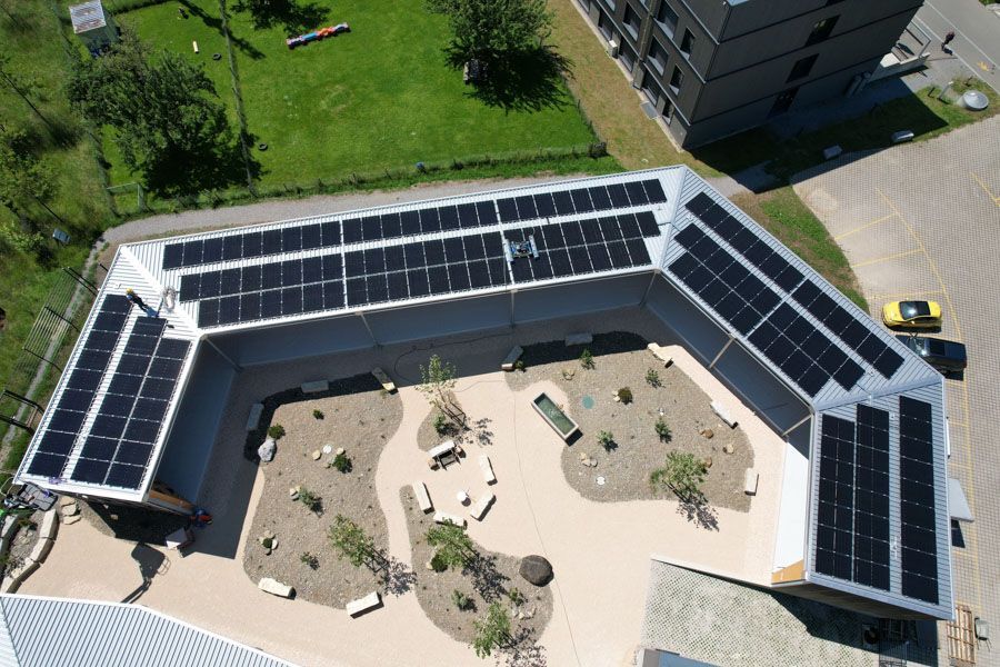 Ein Gebäude mit einer Solaranlage auf dem Dach von der Vogelperspektive