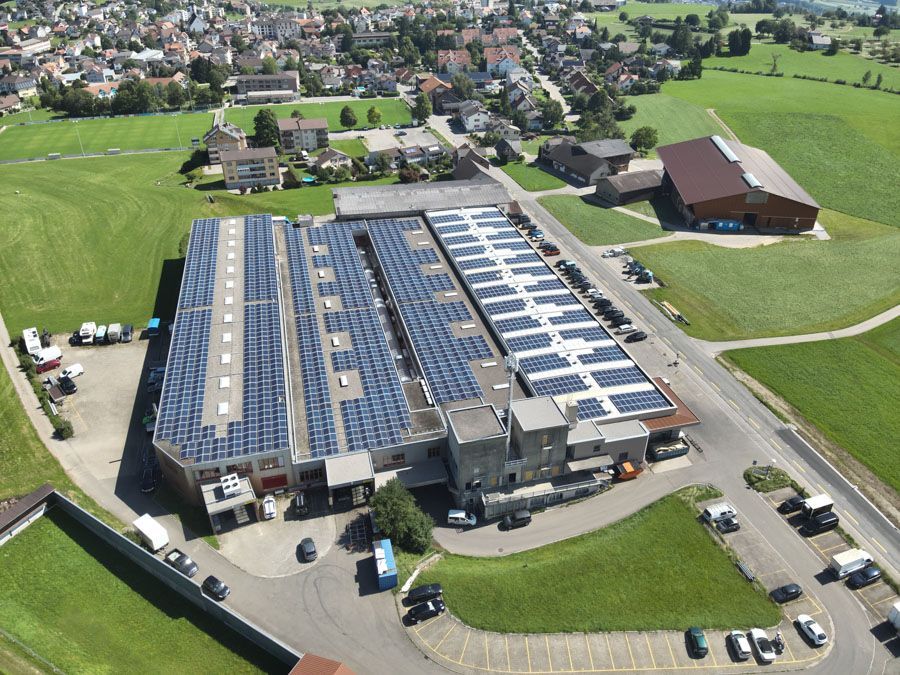 Bild einer Industrieanlage mit Solarpannels