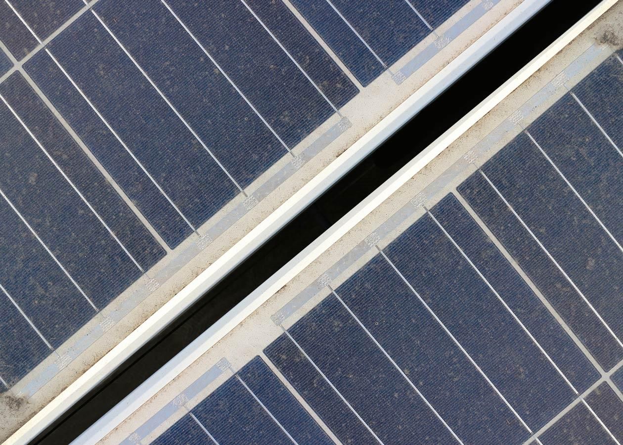 Solarzellen mit schwarzem Trenner, Schrägansicht.