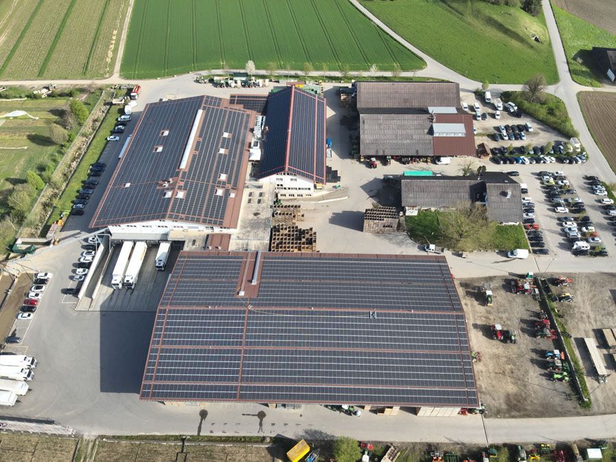 Luftaufnahme eines landwirtschaftlichen Komplexes mit Solaranlagen auf den Dächern
