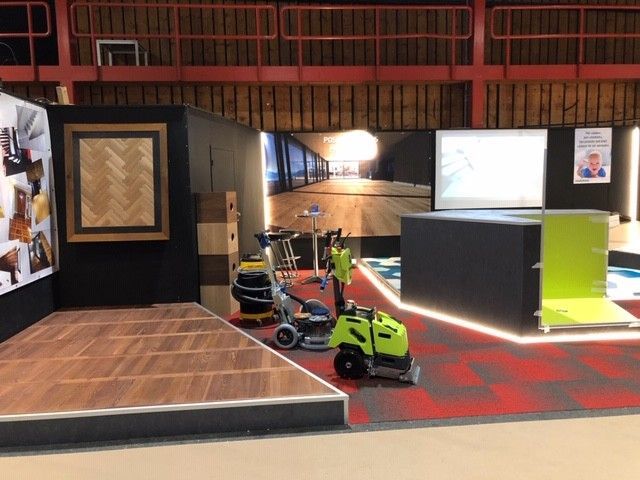 Une maquette d'une pièce avec un aspirateur sur le sol