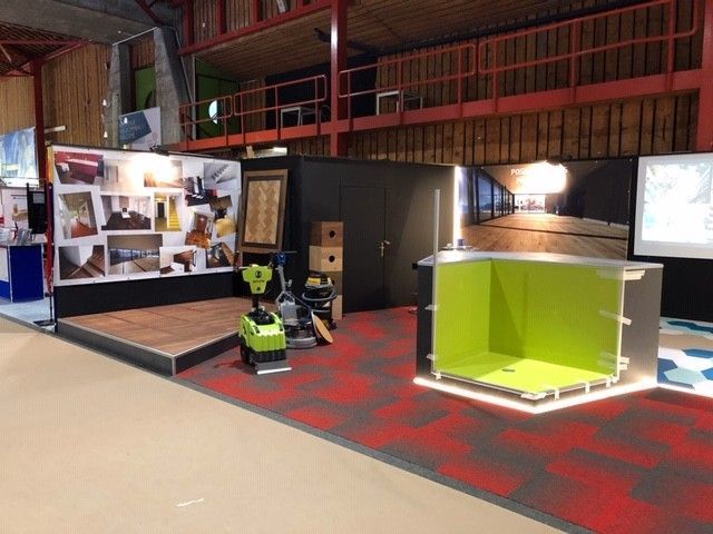 Une salle avec de nombreux présentoirs dont une boîte verte