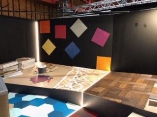 Une pièce avec beaucoup de carrés sur les murs et le sol