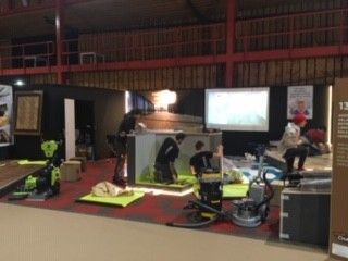 Un groupe de personnes travaille sur un écran de projection dans une pièce.