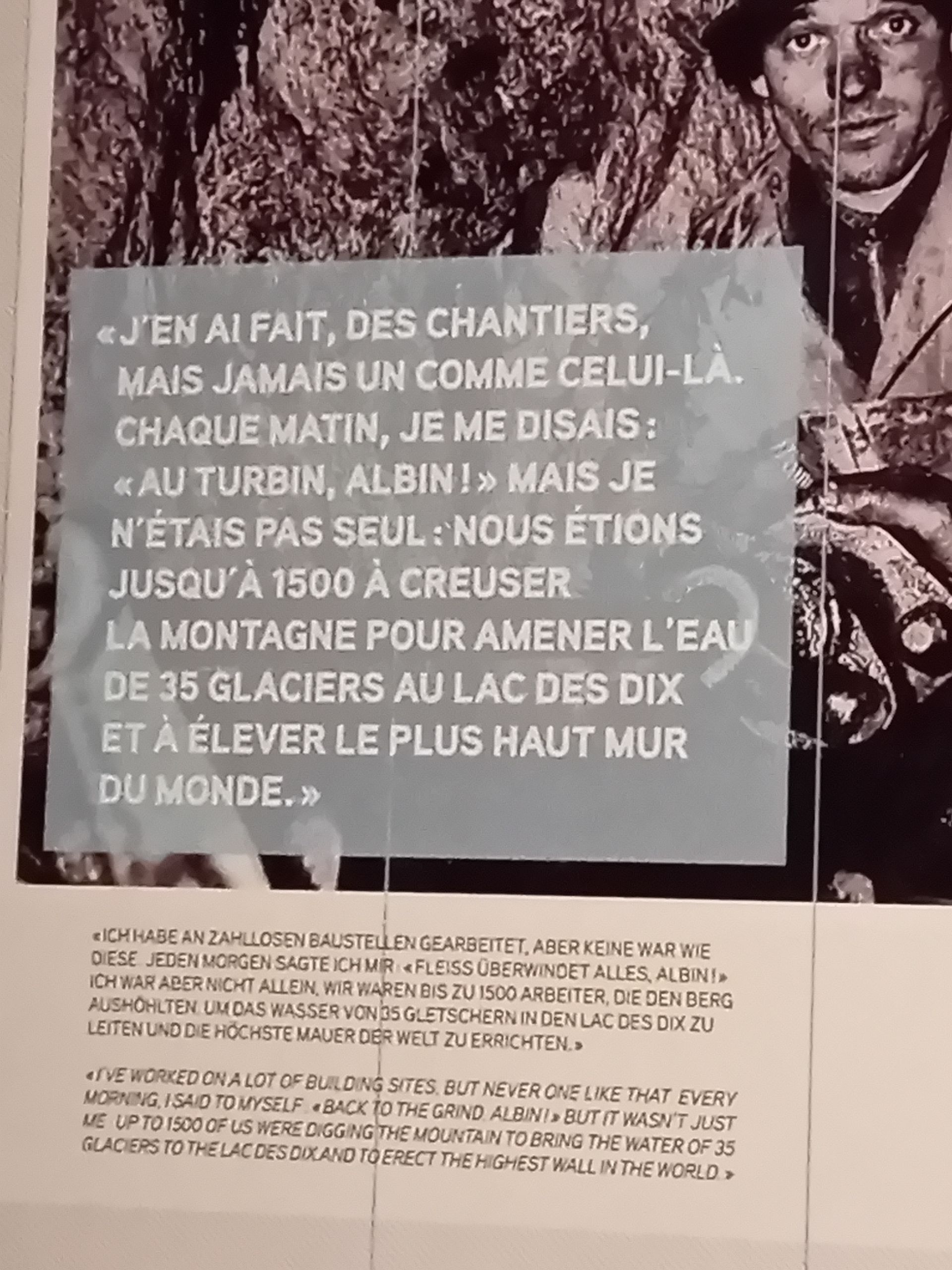 Une photo en noir et blanc d'un homme en costume et cravate