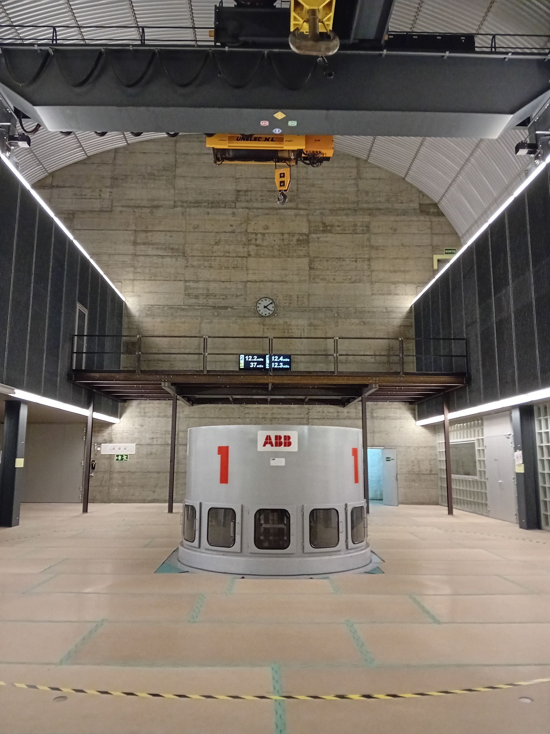 Une grande pièce avec une machine qui dit abb dessus