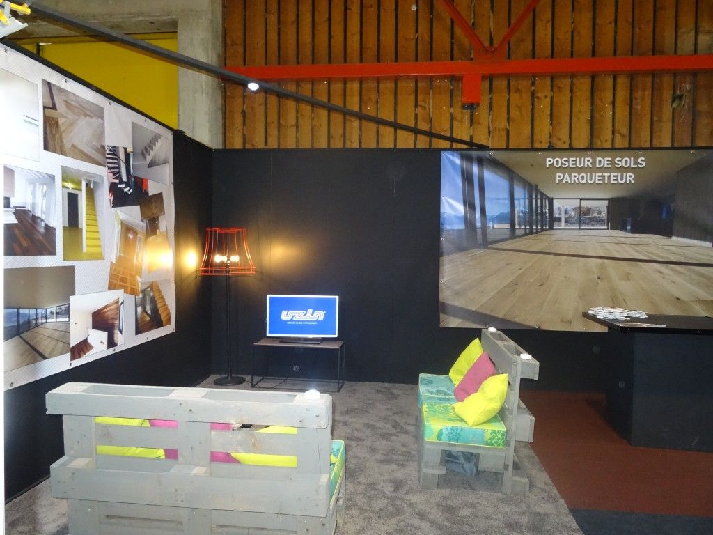 Une pièce avec un canapé et un panneau indiquant parquet club