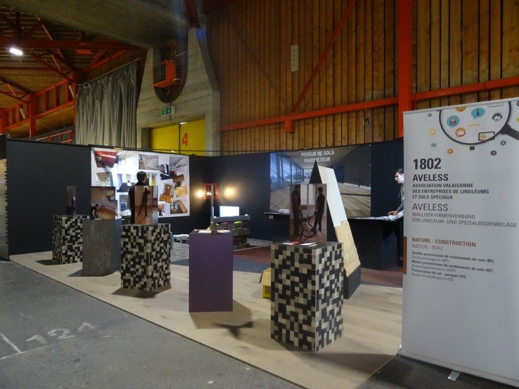 Une pièce avec un panneau indiquant 1902