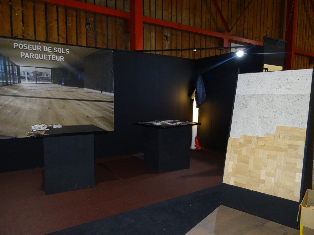 Une pièce avec un panneau indiquant pogeur de solo parquet