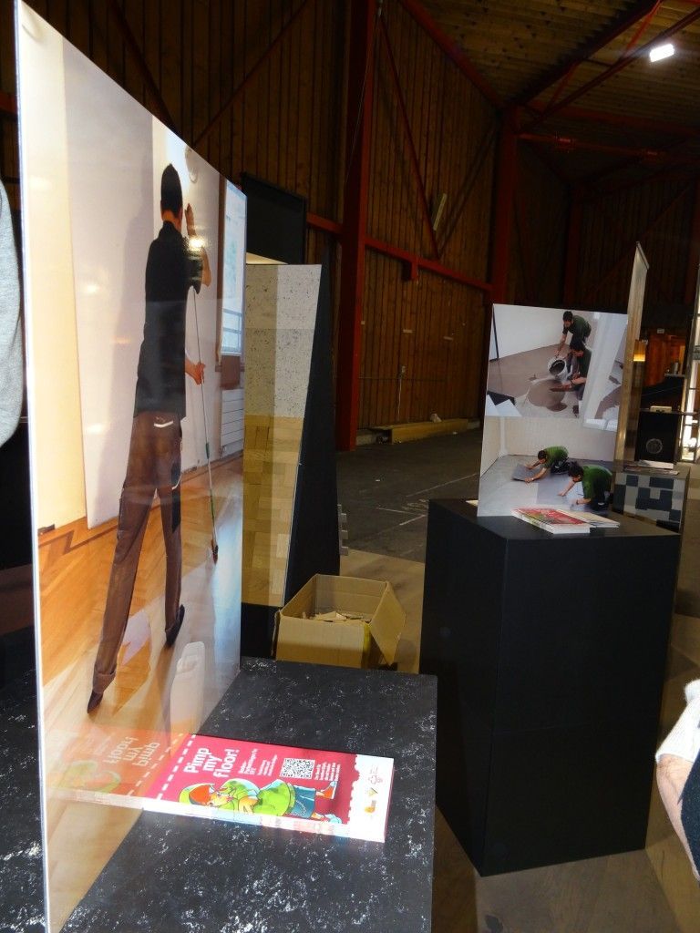 Une table avec un livre dessus sur lequel est écrit « Snoop Dogg »