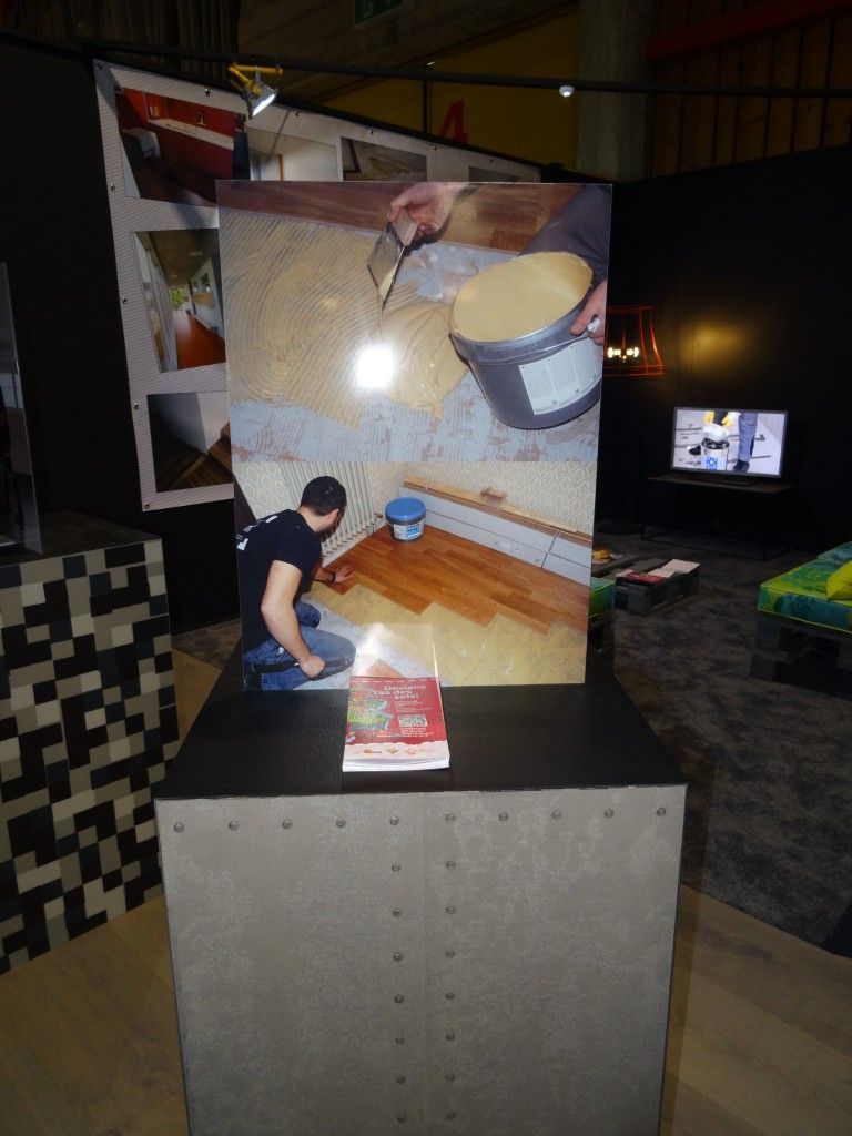 Un homme est à genoux devant une grande image