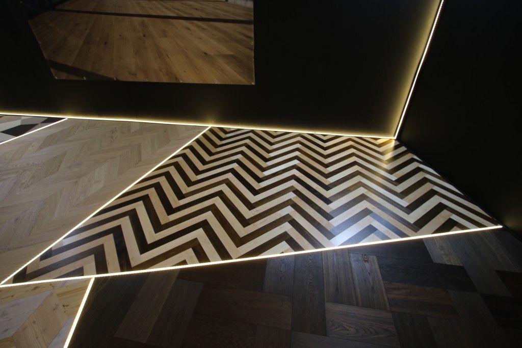 Une pièce avec un motif à chevrons sur le sol