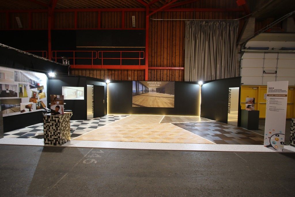 Une pièce vide avec un panneau indiquant « a » dessus