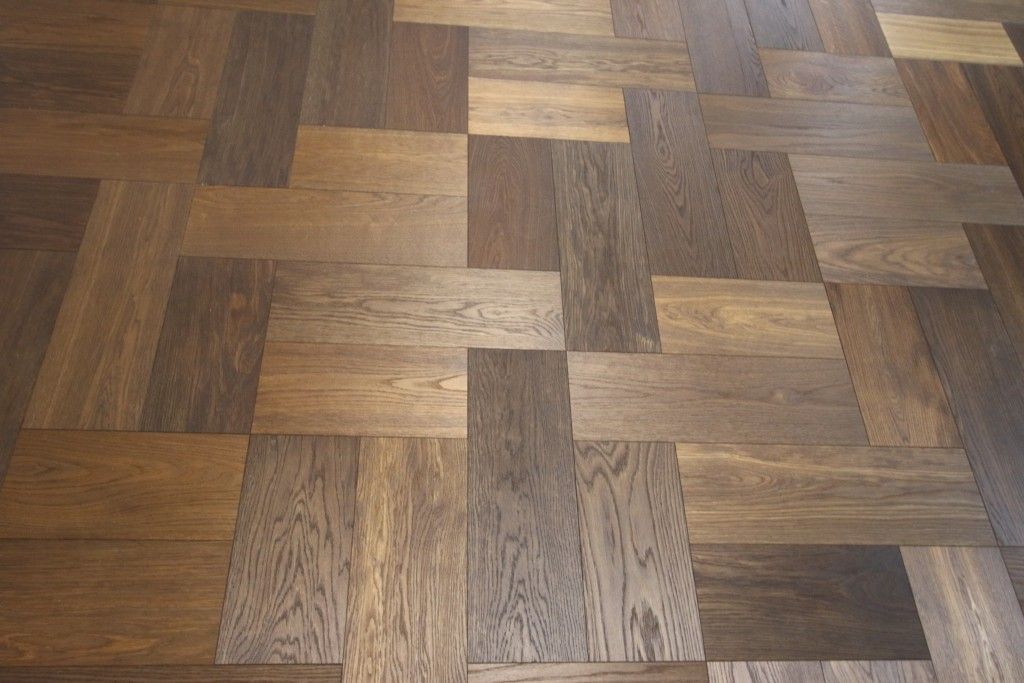 Un gros plan d'un plancher en bois avec un motif à carreaux