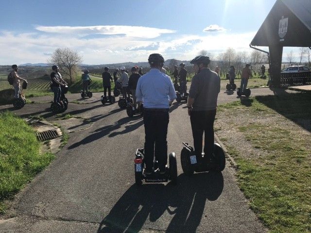 Un groupe de personnes roule en Segway sur une route.