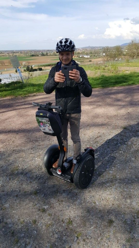 Un homme conduit un segway sur un chemin de terre.