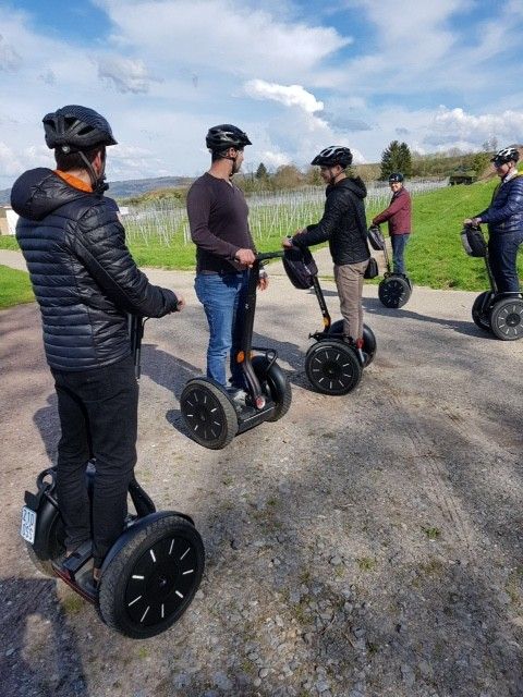 Un groupe de personnes roulent en segway sur un chemin de terre