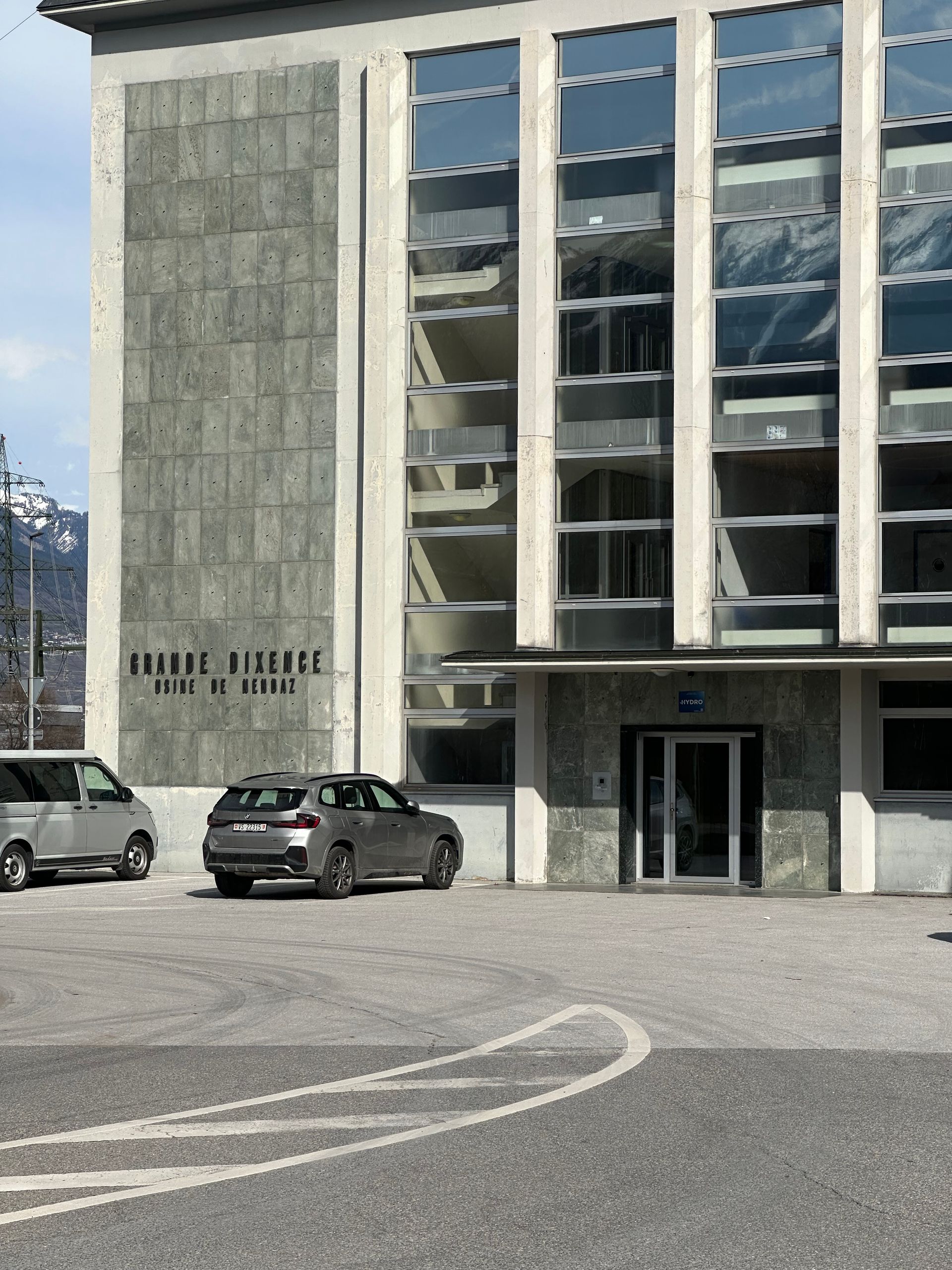 Une voiture est garée devant un bâtiment sur lequel est écrit banque de france