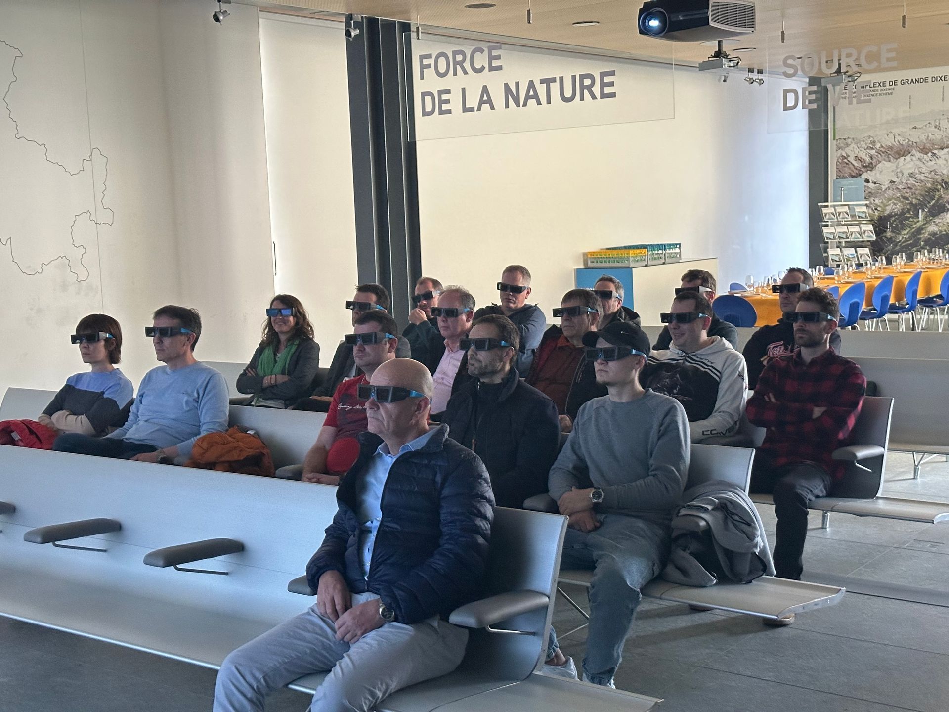 Un groupe de personnes est assis devant un panneau indiquant « force de la nature »