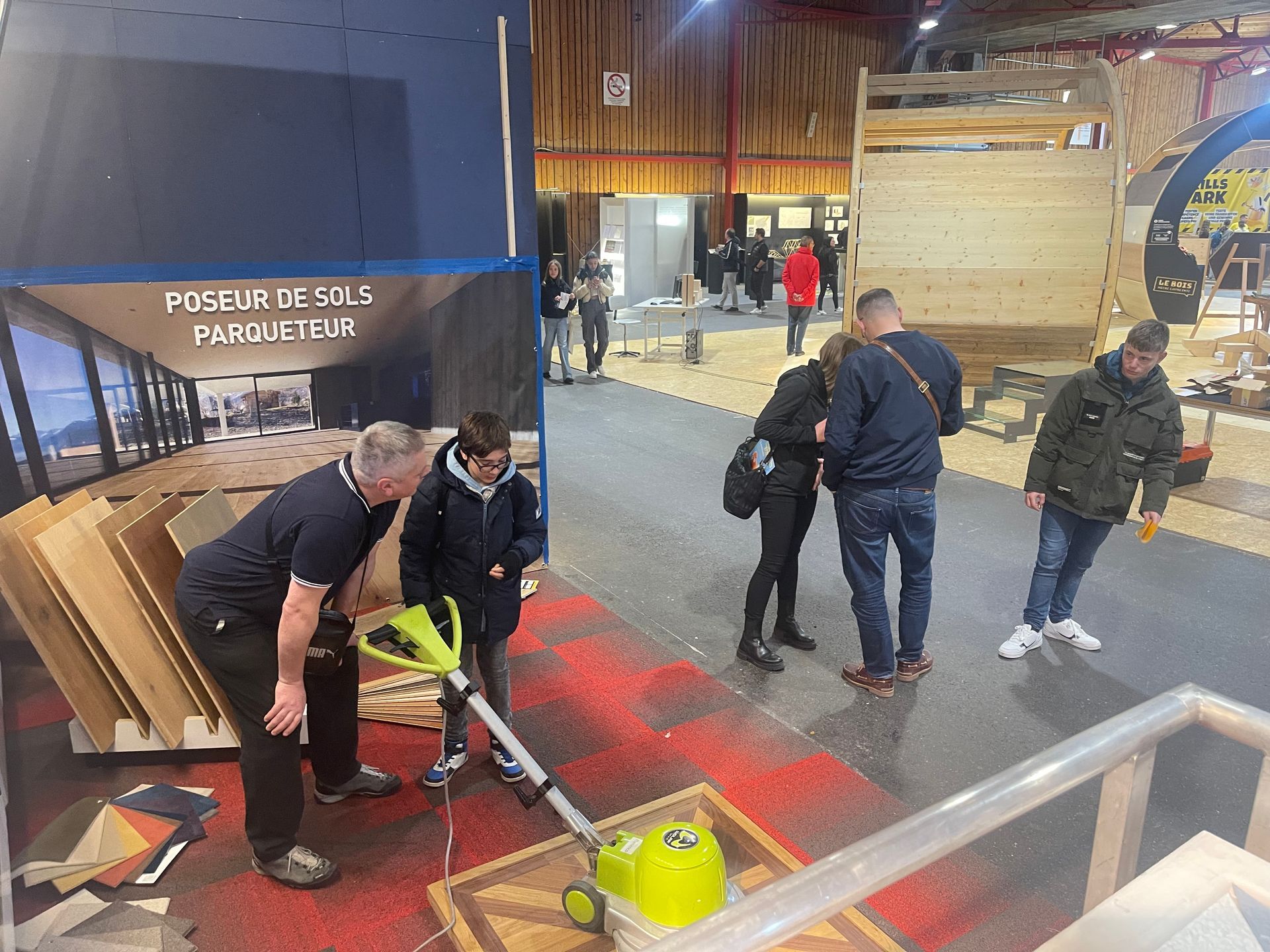 Un groupe de personnes se tient autour d'une table dans une pièce.