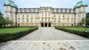 Der Bundesfinanzhof von außen frontal fotografiert.