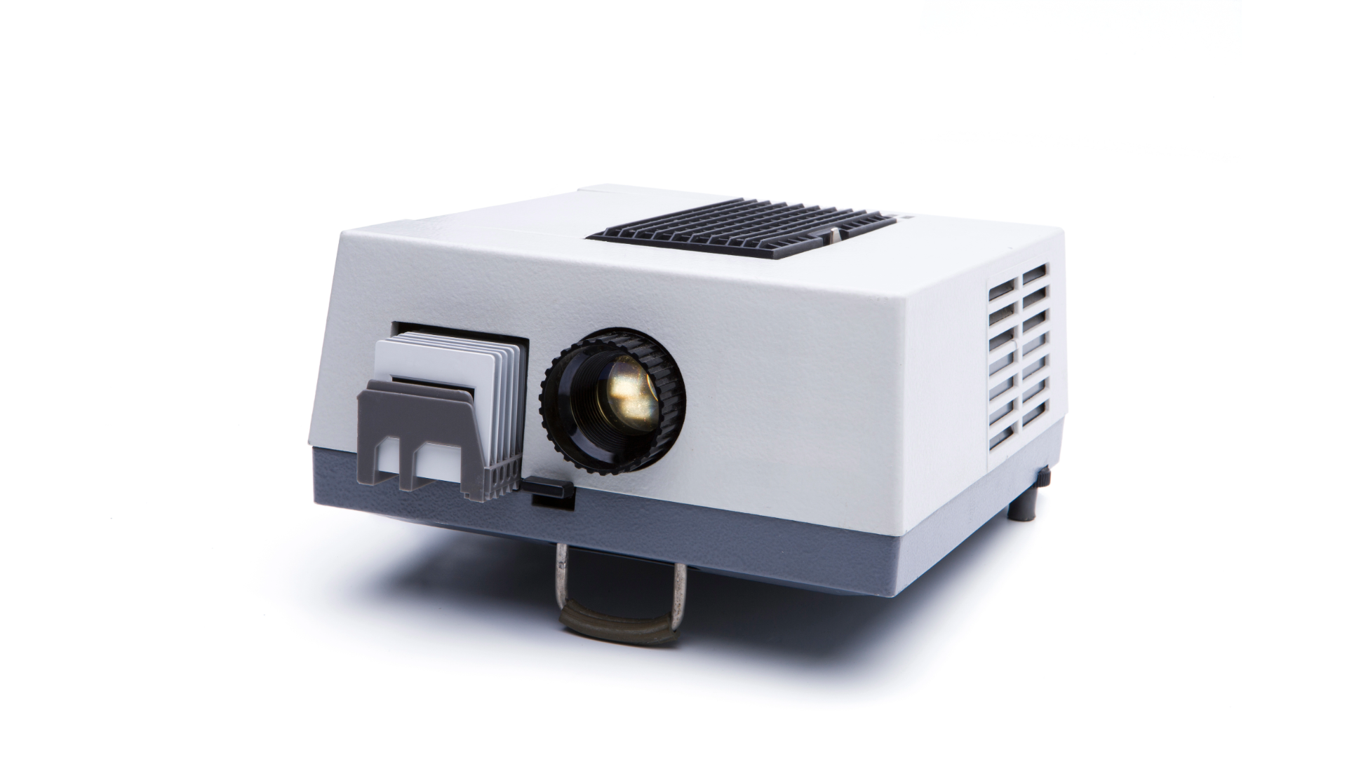 Ein Diaprojektor der 1970er-Jahre in Nahaufnahme