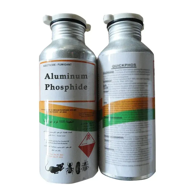 Zwei metallische Behälter mit der Aufschrift „Aluminum Phosphide“