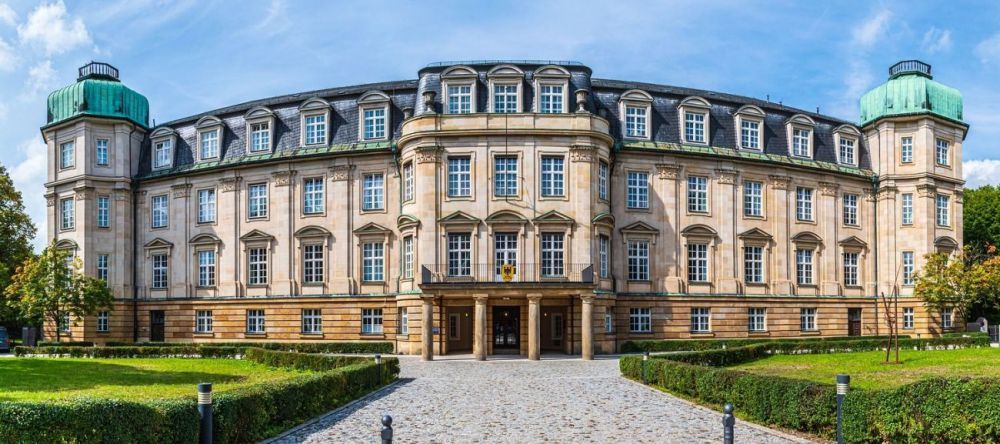 Der Bundesfinanzhof von außen frontal fotografiert.