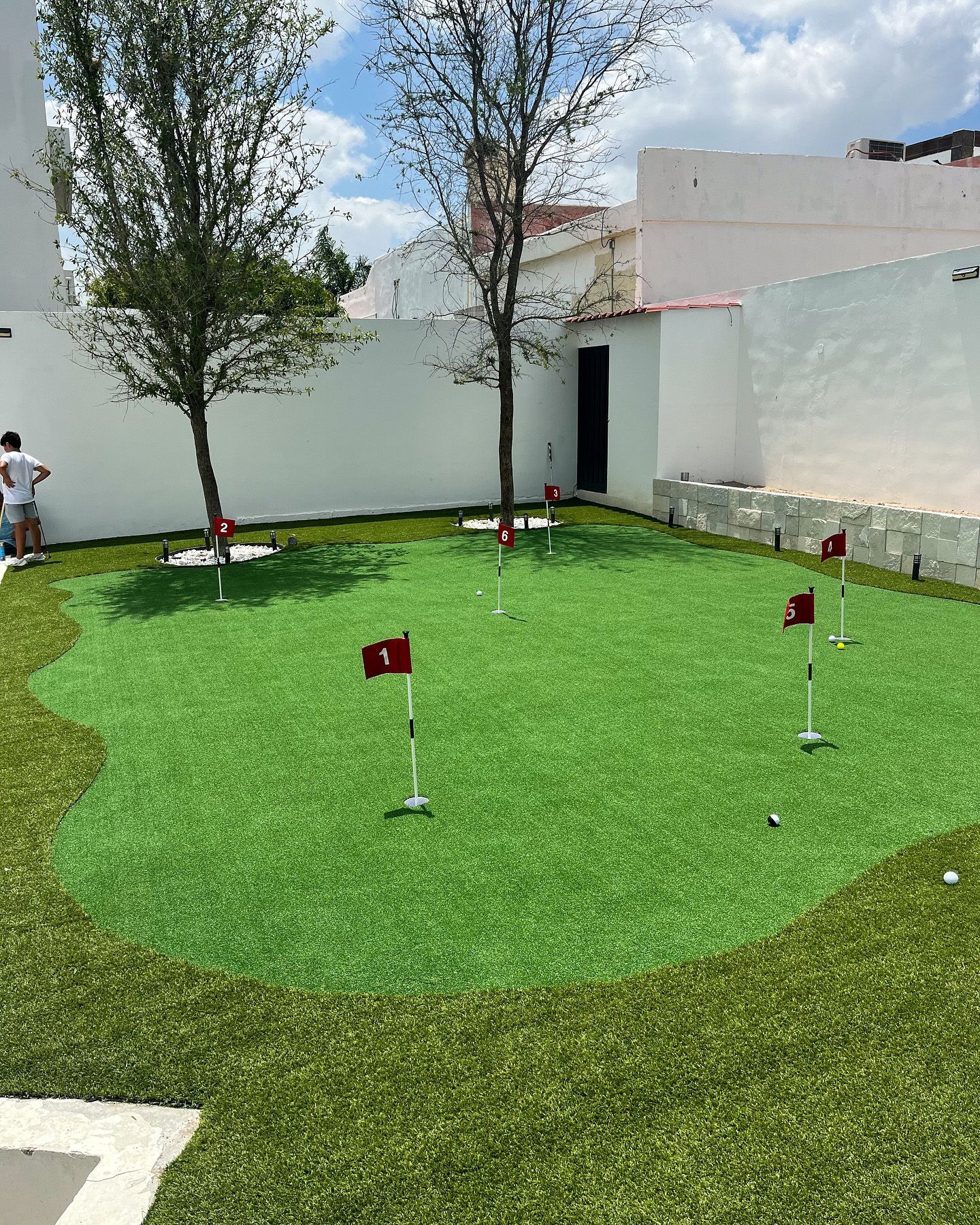 Pasto y follaje artificial 