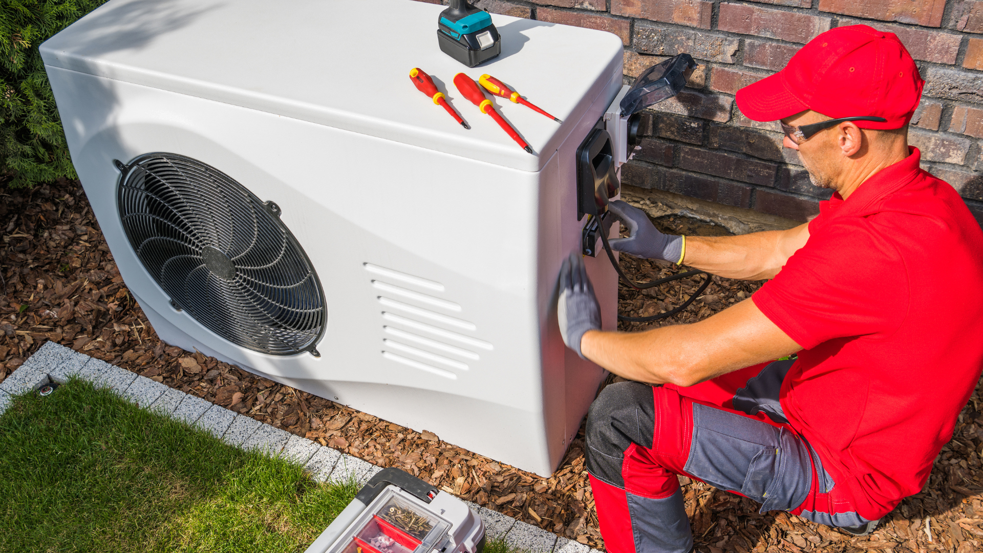 havoc technician working on an air conditioner 